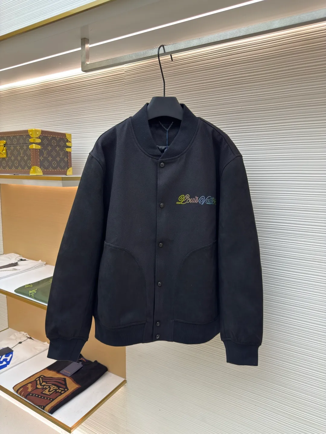 LOUIS VUITTON Sheep wool colorful diamond embroidered jacket ●Original version: 43054 purchased and developed ●Item number: 1680747-B70 ●Fabric: sheep wool fabric ●Technology: hot diamond production ●Version: fitted version ●Weight: about 1060 grams ●Size: S-M-L-XL ●Description: Made of customized sheep wool fabric, the fabric is smooth and delicate, comfortable and close to the skin, and the deep tones reflect the elegant style Tailored body, contrasting with nubuck leather sleeves and pockets. Hot-drilled handwritten logo injects gradient color on the chest. Large monogram embroidered on the back, floral and pearlescent logo. Behringer embroidery machine is used to sign the brand logo embroidery pattern on the front and back. The embroidery thread is also a fluorescent thread. Pure white will glow under ultraviolet rays. The jacquard lining is made of 100% cupro fiber. It is smooth and breathable next to the body. The cylindrical sleeves are made of suede fabric and spliced with wool. The pockets on the body are positioned and cut using a fully automatic opening machine. The pocket positions can be matched with many types of clothing to create a fashionable look. The overall wiring is straight and delicate, the fabric is comfortable and soft, and the color is consistent without color difference. It can be matched with the same style to create a fashionable look and control various occasions. Customized accessories, complete with three standards, same style for men and women!